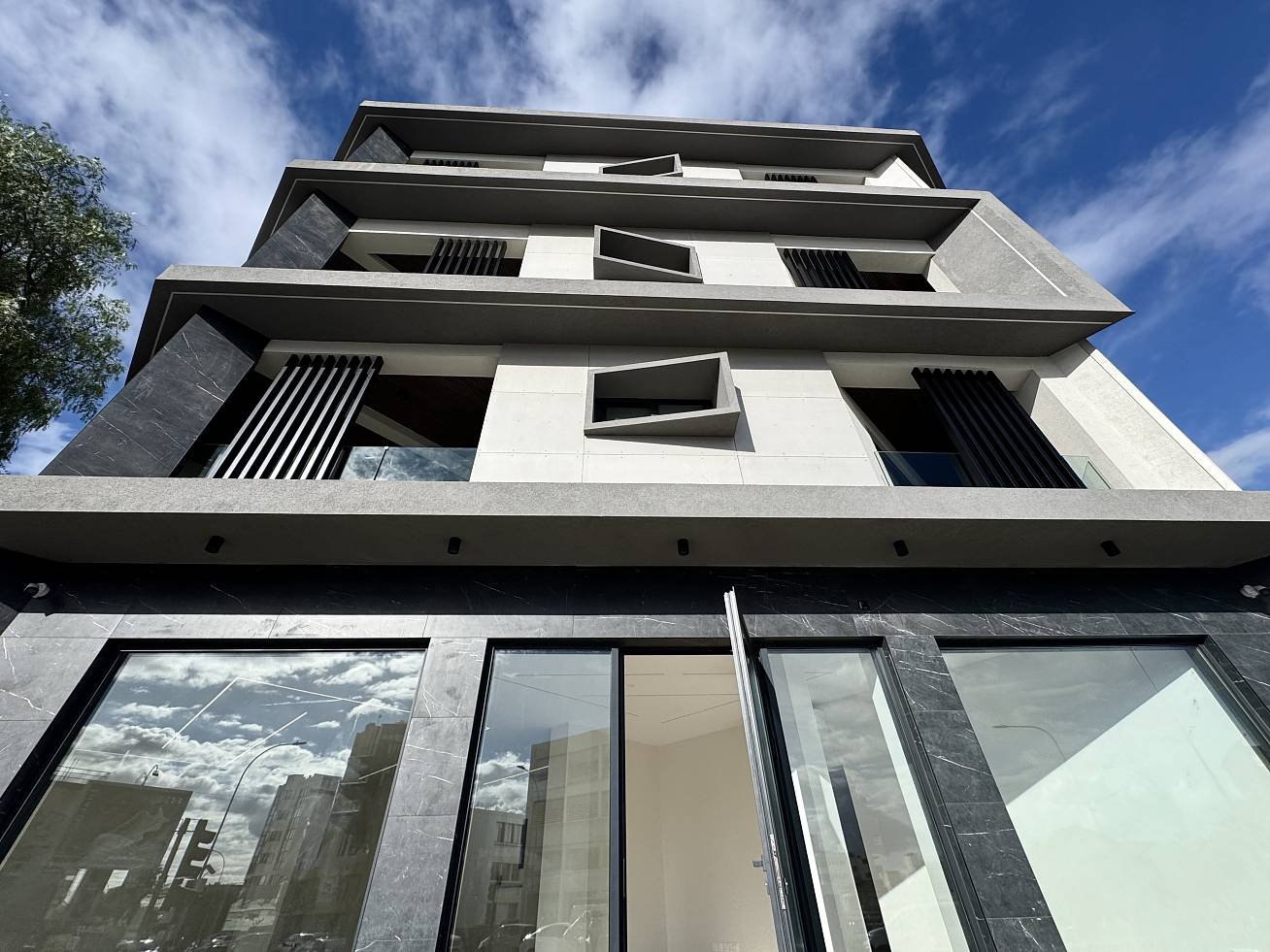 OROMI Makarios Court