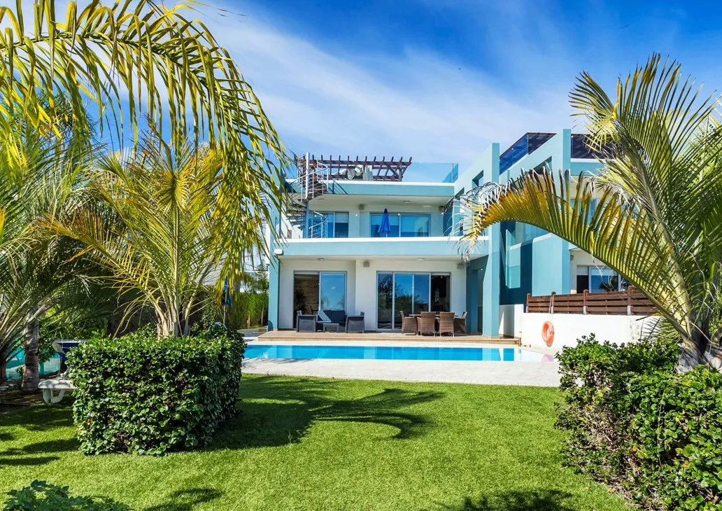 Faros Luxury Apartments (Beachfront)