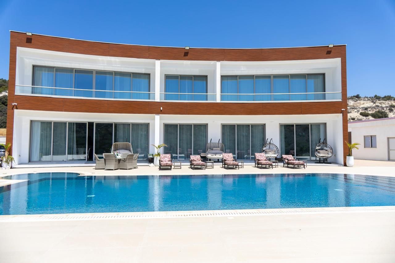 7-bedroom house in Limassol / Parekklisia - Image 1