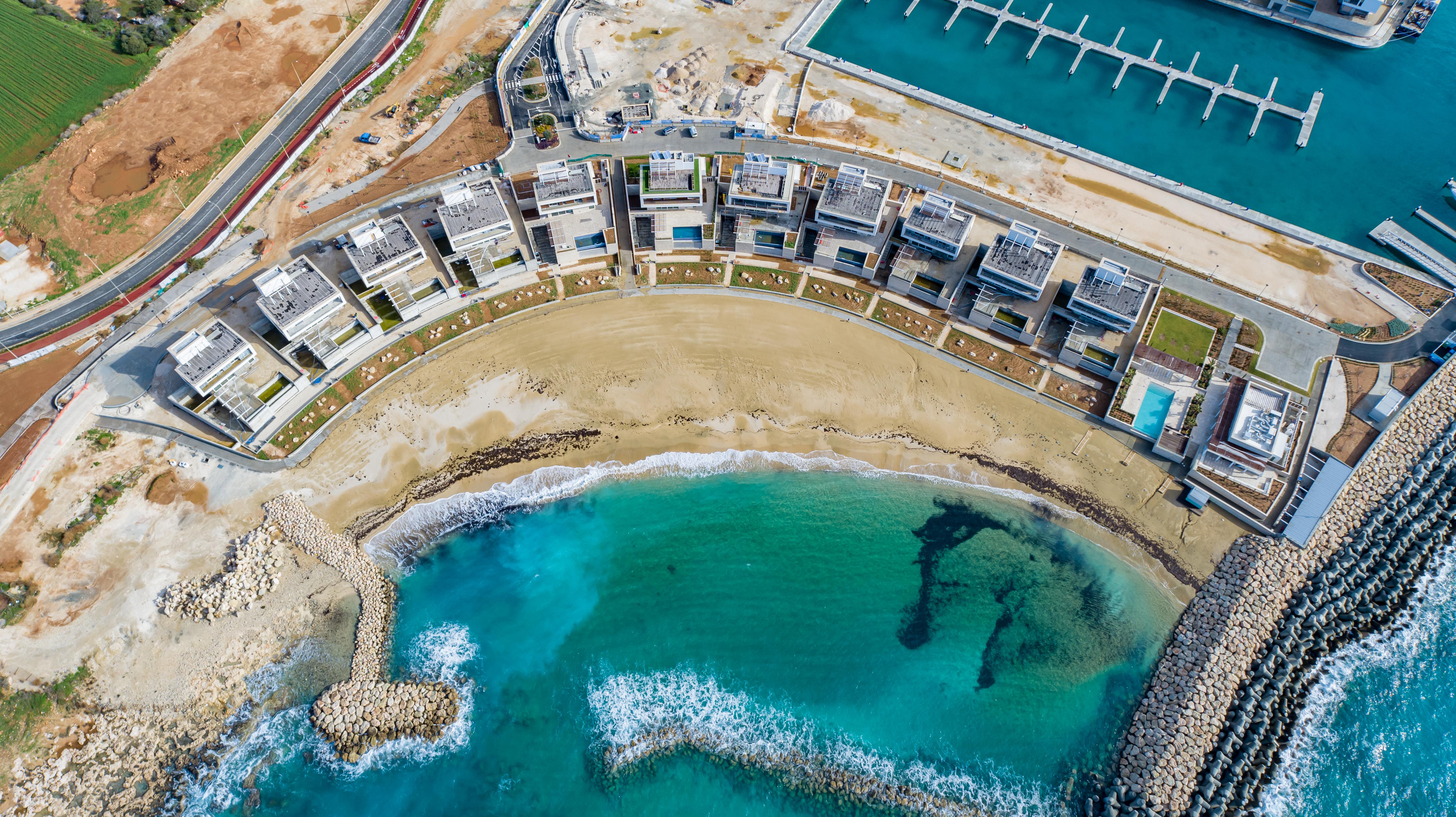 В марине Айя-Напы достраивается первая башня