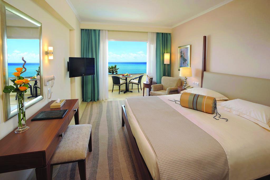 В Пафосе после ремонта открылся отель Alexander The Great Beach Hotel