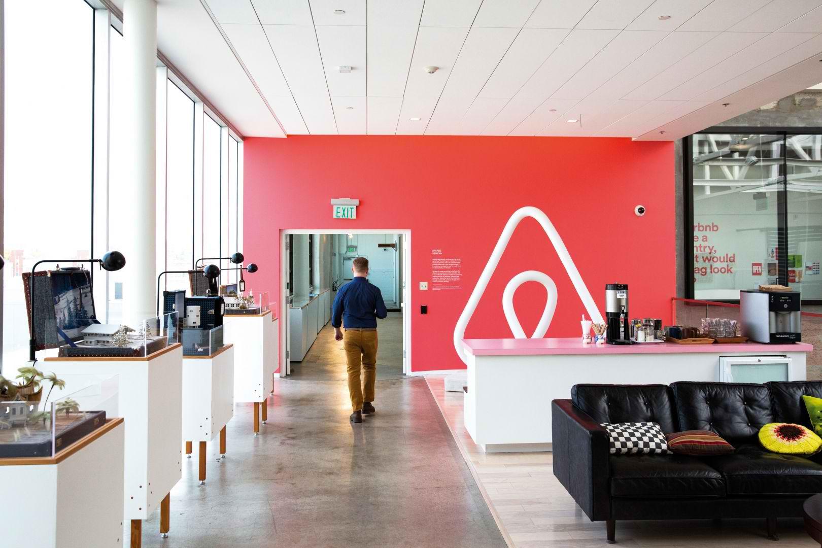 Airbnb борется за выживание