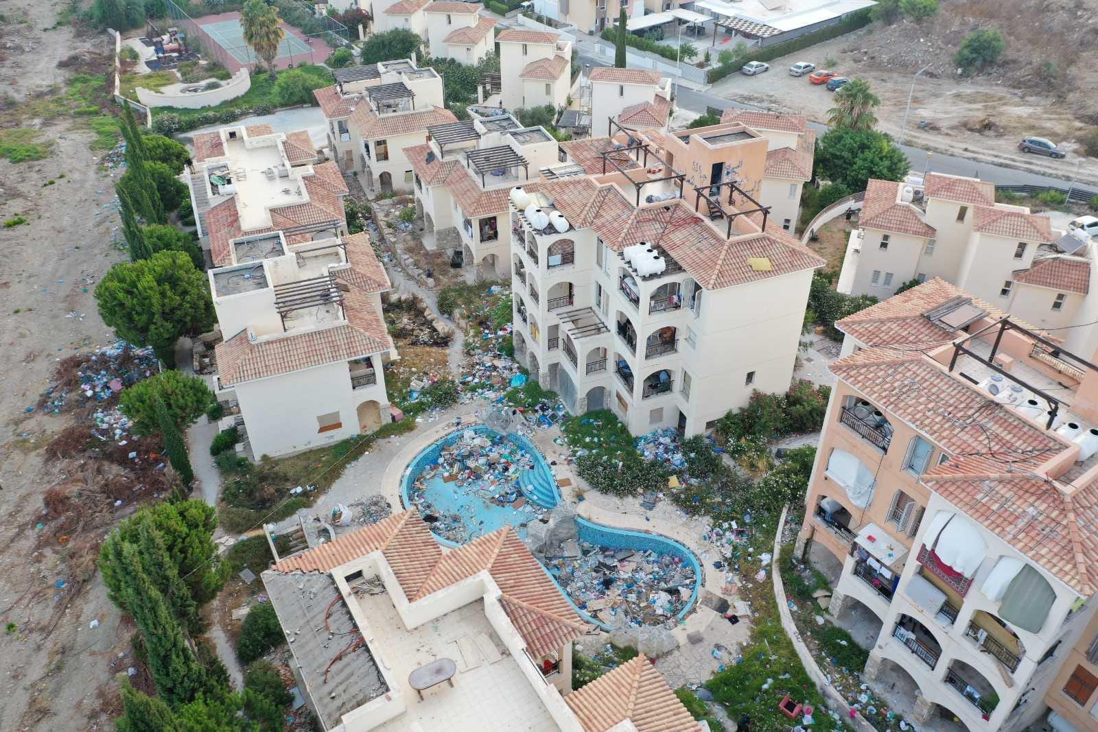 Из жилого комплекса Agios Nikolaos в Пафосе выселили незаконных квартирантов