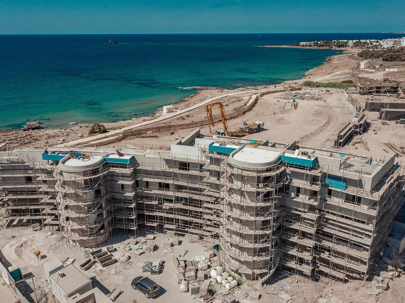 Royal Bay: шикарный виллы и квартиры на первой линии моря в Пафосе